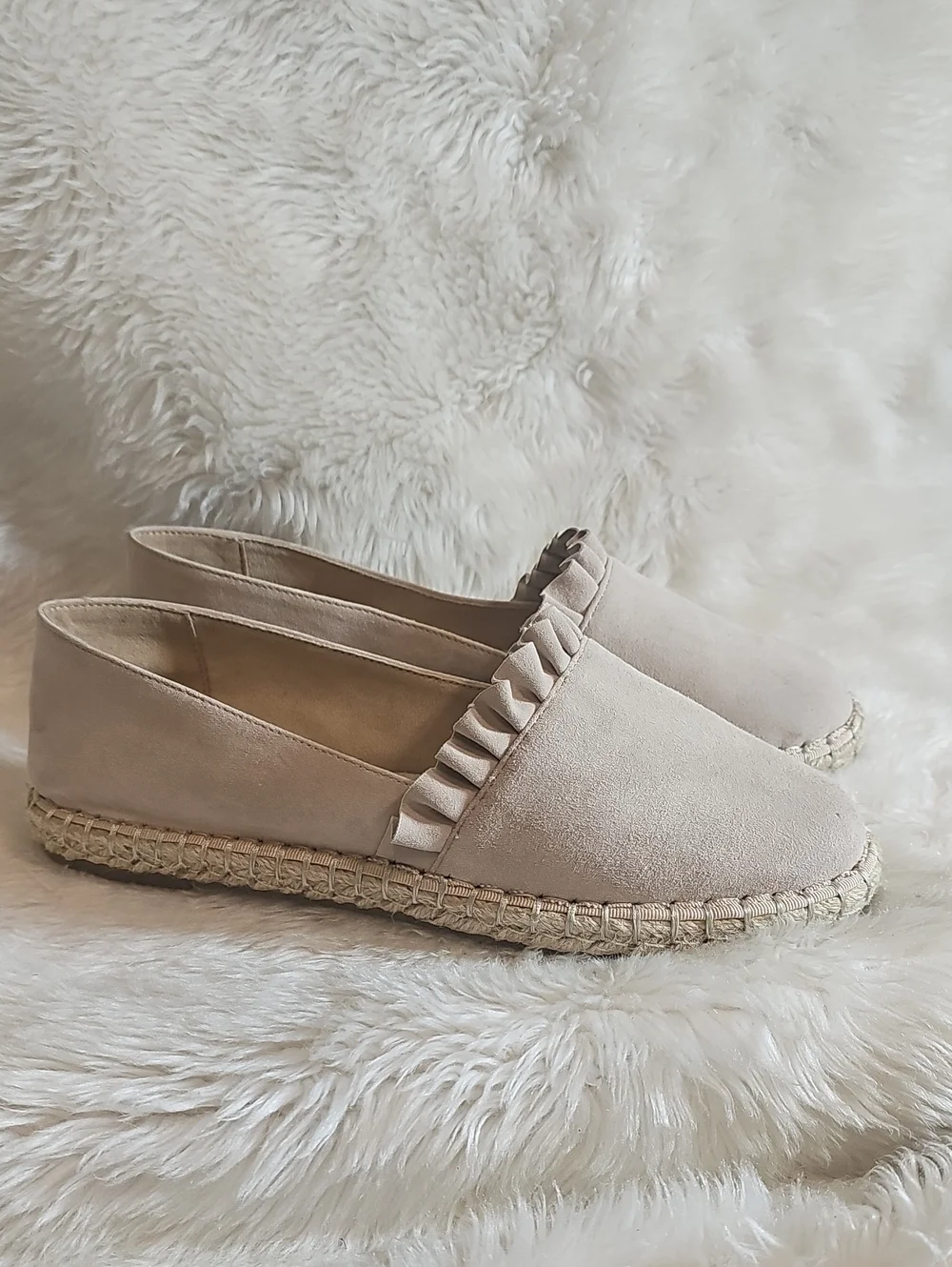 Bandolino Beige Suede Leather Ruffle Espadrille Flats Size 7.5M NWOT